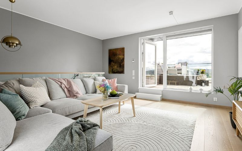 Bố trí sofa và bàn làm việc không cản lối đi phòng khách
