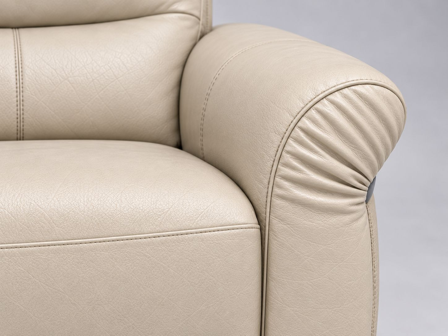 Cận cảnh tay ghế và lớp bọc sofa Lusso TLI