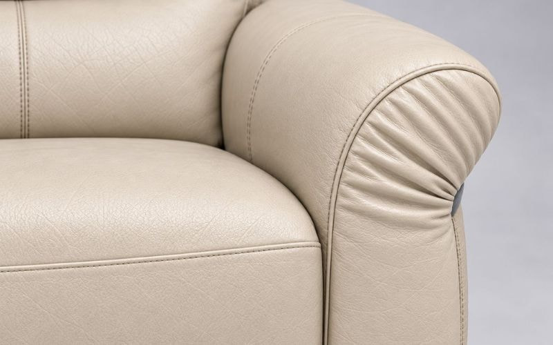 Sofa có phần tựa lưng êm và bề mặt gọn gàng
