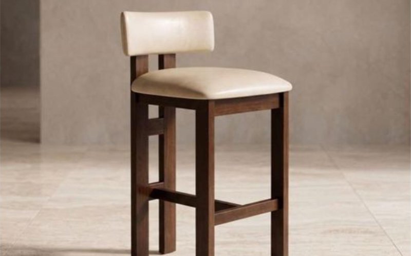 Ghế bar chân gỗ sẫm với mặt ngồi sáng cạnh quầy