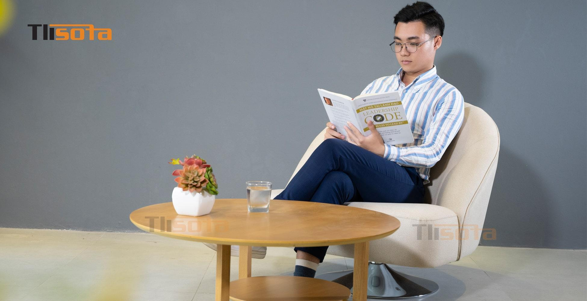 Góc đọc sách với ghế thư giãn Potenza và bàn phụ tại TLI
