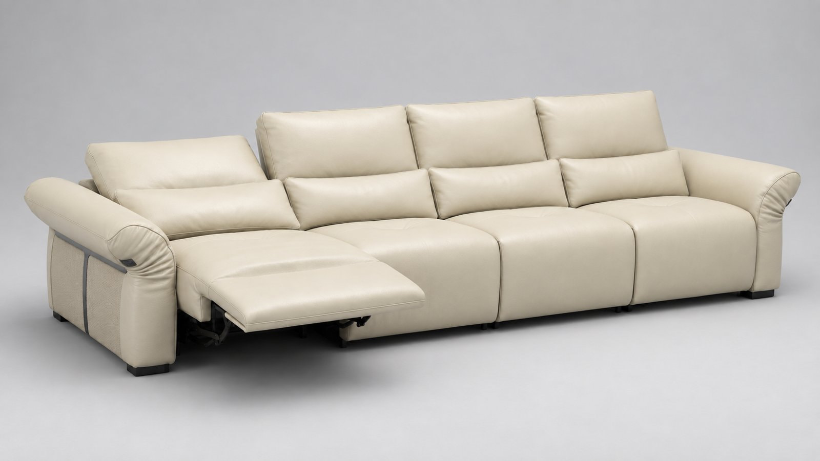 Sofa điện Lusso màu be bốn chỗ đang ngả lưng và mở kê chân