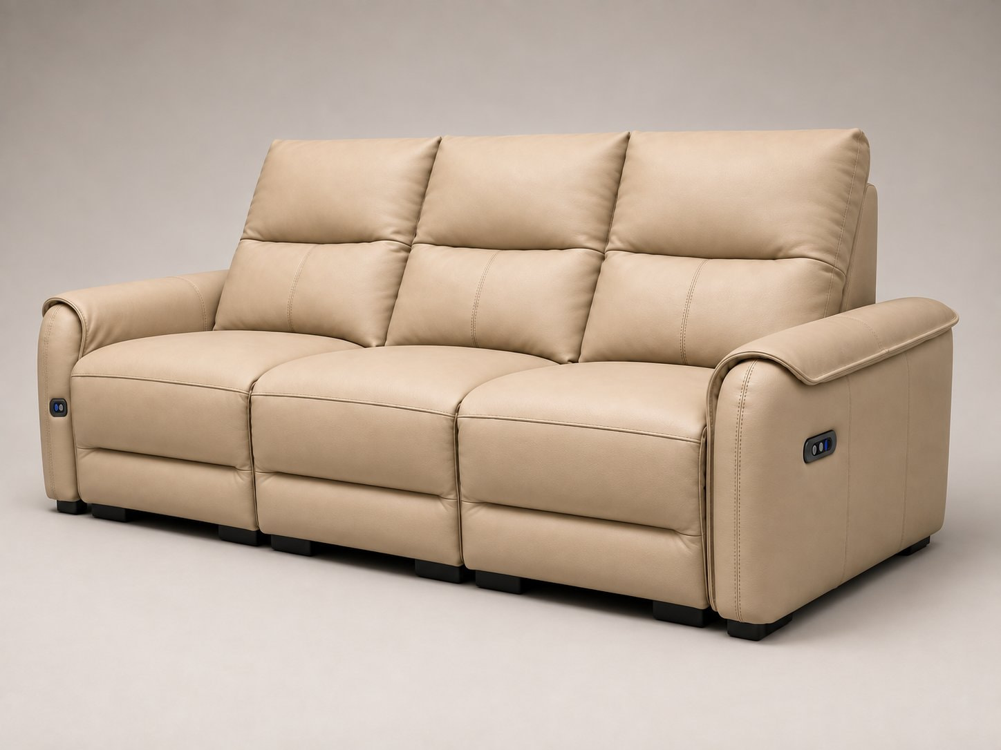 Luna 3 chỗ tạo hàng ghế chính cho các hoạt động chung của gia đình. Sofa Luna ba chỗ màu be nhìn từ góc nghiêng