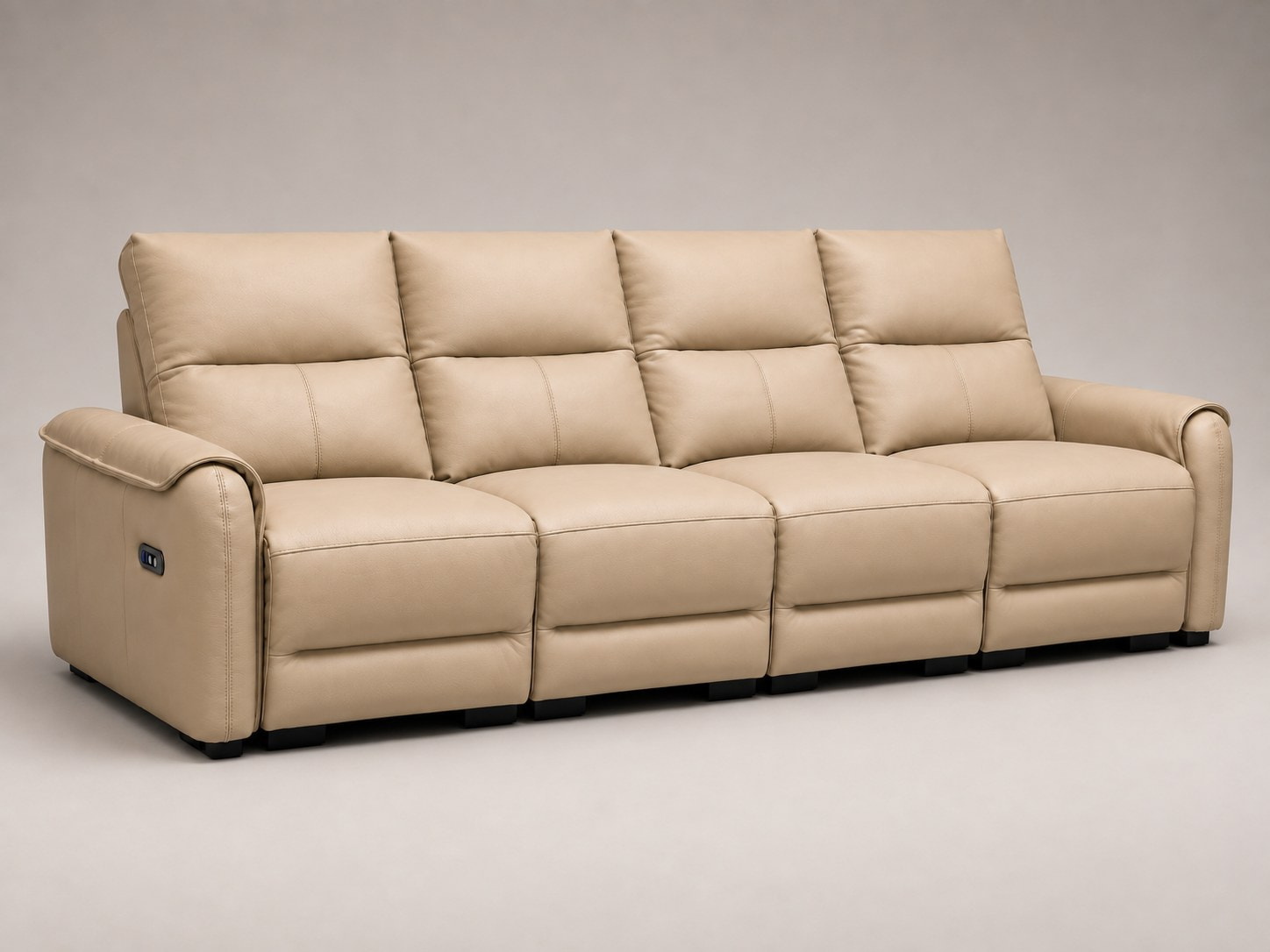 Luna 4 chỗ cần được cân đối với mảng tường và khoảng trống trước ghế. Sofa Luna bốn chỗ màu be với bốn phần tựa liền nhau
